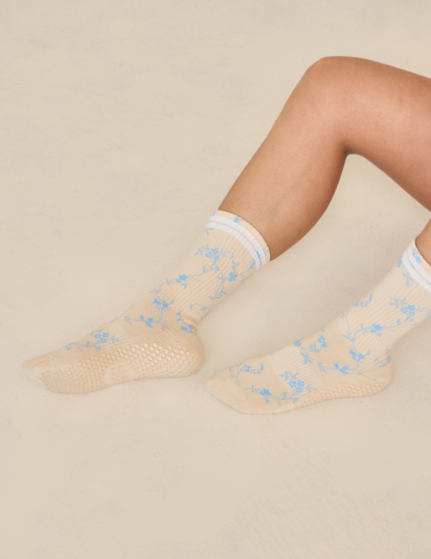 The Floral Grip Sock: Blue Roses